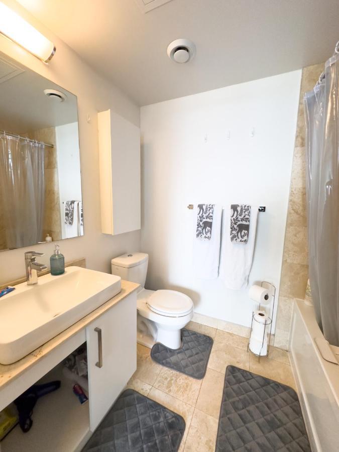 Luxury 2 Bedrooms With Lakeview Cn Tower Entertainment District Rogers Centre Toronto Zewnętrze zdjęcie